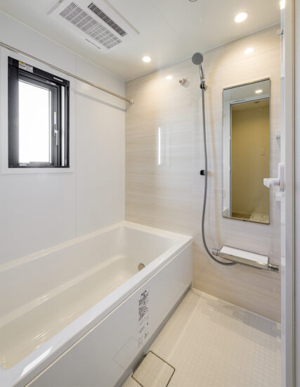 名古屋市北区の10階建て賃貸マンションの白を基調とした窓のある明るい浴室