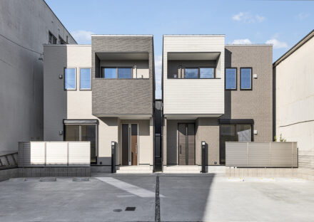 名古屋市中村区の戸建賃貸住宅のベランダのあるグレー系で統一されたサイディングの外観デザイン
