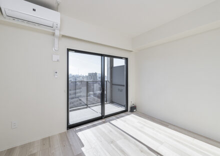 名古屋市北区の10階建て賃貸マンションのベランダと繋がる明るい洋室