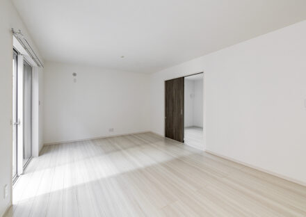 名古屋市中村区の戸建賃貸住宅の明るく広さのあるリビングダイニング
