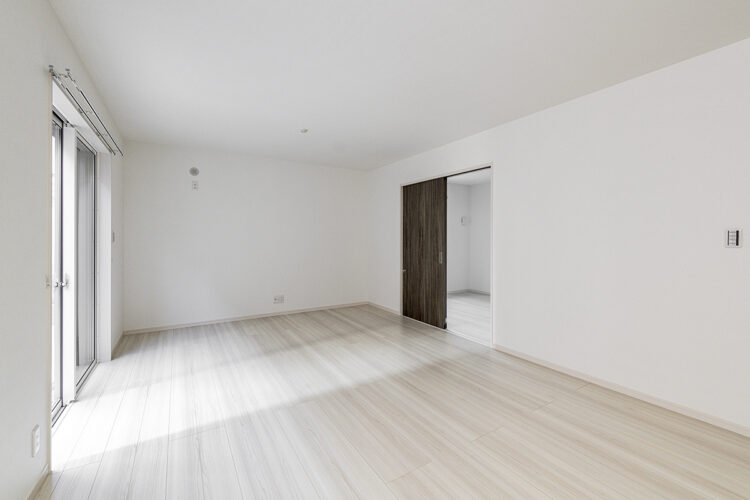名古屋市中村区の戸建賃貸住宅の明るく広さのあるリビングダイニング