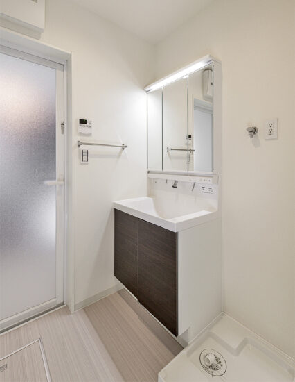 愛知県東海市のインナーガレージハウス／メゾネット2階賃貸アパートのシンプルなデザインの洗面室