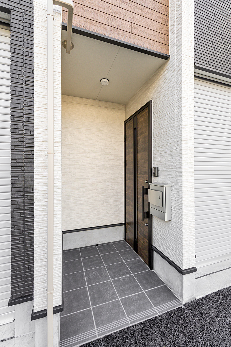 愛知県東海市のインナーガレージハウス／メゾネット2階賃貸アパートの宅配ボックス付きのおしゃれな玄関