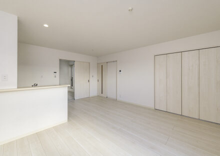 愛知県東海市のインナーガレージハウス／メゾネット2階賃貸アパートのナチュラルカラーのシンプルなLDK