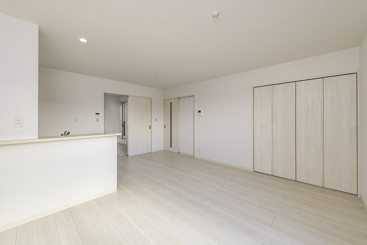 愛知県東海市のインナーガレージハウス／メゾネット2階賃貸アパートのナチュラルカラーのシンプルなLDK