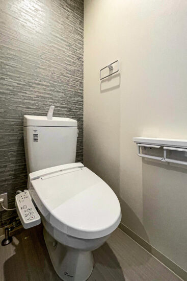 愛知県東海市のインナーガレージハウス／メゾネット2階賃貸アパートのおしゃれなデザインのトイレ