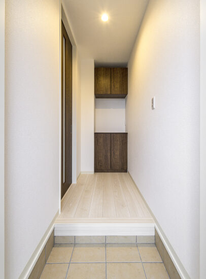 名古屋市西区の各棟のデザインに個性がる戸建賃貸住宅の建具のダークカラーがアクセントの玄関