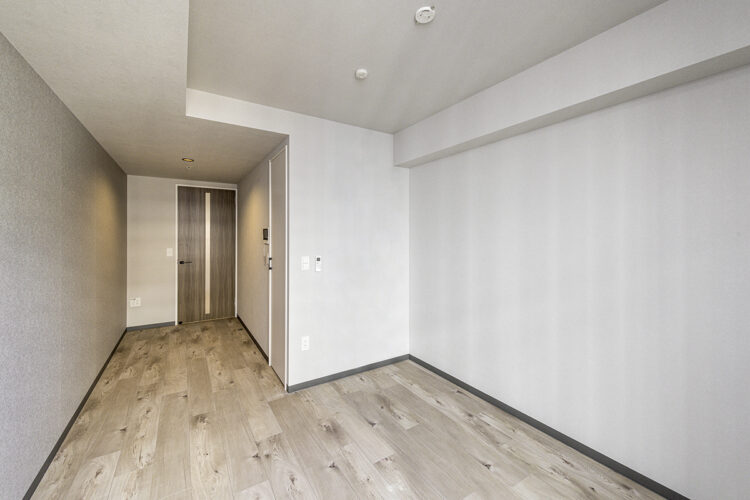 名古屋市東区のおしゃれな賃貸マンションのウォークインクローゼットのあるシンプルな洋室