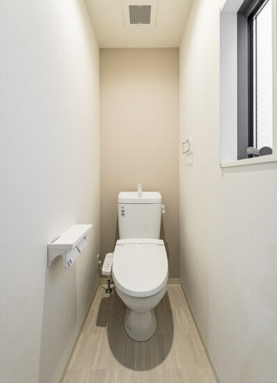 名古屋市西区の各棟のデザインに個性がる戸建賃貸住宅のシンプルなデザインのトイレ