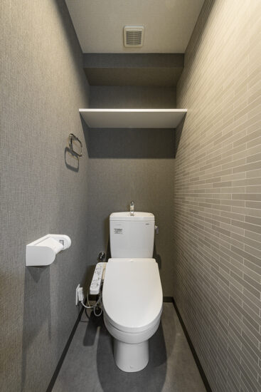 名古屋市東区のおしゃれな賃貸マンションのダークトーンのおしゃれなトイレ