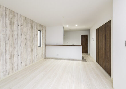 名古屋市西区の各棟のデザインに個性がる戸建賃貸住宅の白を基調としたアンティークな雰囲気のLDK