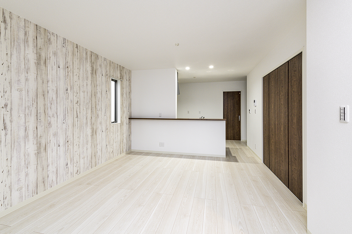 名古屋市西区の各棟のデザインに個性がる戸建賃貸住宅の白を基調としたアンティークな雰囲気のLDK