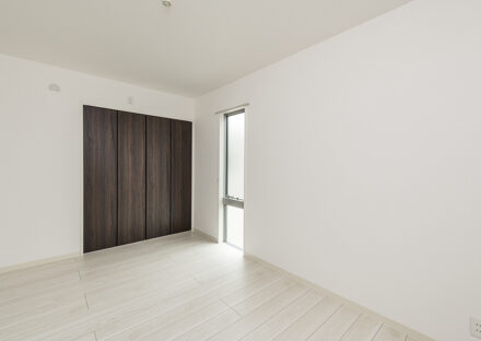 名古屋市西区の各棟のデザインに個性がる戸建賃貸住宅のクローゼットの扉がアクセントカラーになる洋室