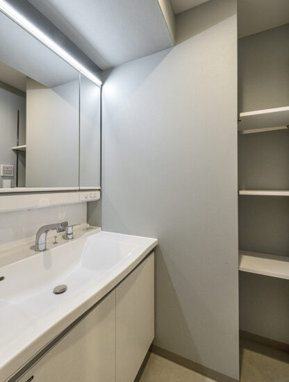 名古屋市東区のおしゃれな賃貸マンションの高さのある棚がある洗面室
