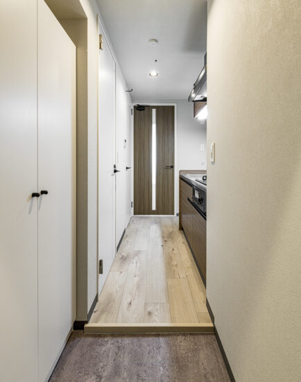 名古屋市東区のおしゃれな賃貸マンションのシューズボックスとキッチンのある玄関