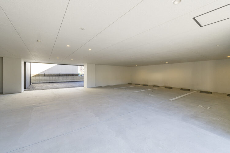 名古屋市名東区の水平リブに特徴的な格調高いファサードの賃貸マンションの屋内駐車場