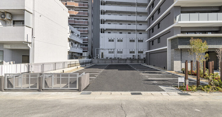 名古屋市名東区の水平リブに特徴的な格調高いファサードの賃貸マンションの屋外駐車場