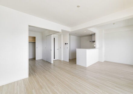 名古屋市名東区の水平リブに特徴的な格調高いファサードの賃貸マンションのLDK＆洋室