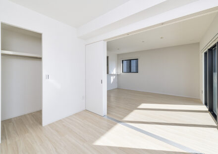 名古屋市名東区の水平リブに特徴的な格調高いファサードの賃貸マンションの洋室＆LDｋ