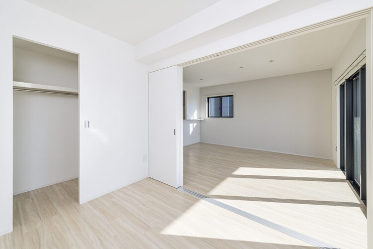 名古屋市名東区の水平リブに特徴的な格調高いファサードの賃貸マンションの洋室＆LDｋ