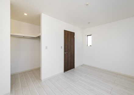 愛知県岩倉市のリビング階段付きメゾネット賃貸アパートのウォークインクローゼット付きのシンプルな洋室