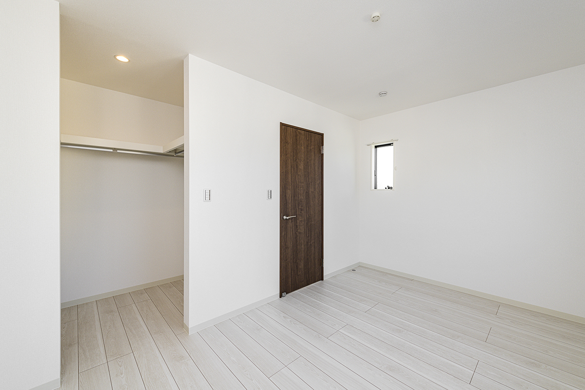 愛知県岩倉市のリビング階段付きメゾネット賃貸アパートのウォークインクローゼット付きのシンプルな洋室