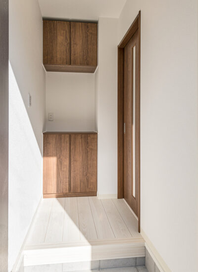 愛知県岩倉市のリビング階段付きメゾネット賃貸アパートの白を基調に、木目の建具がアクセントカラーに