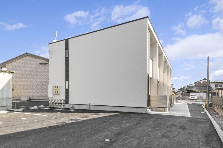 愛知県岩倉市の約150坪(約500平米)の土地活用：リビング階段付きメゾネットアパートの道路側に駐車場を配置