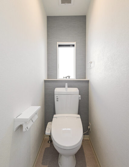 愛知県岩倉市のリビング階段付きメゾネット賃貸アパートのシンプルなデザインのトイレ