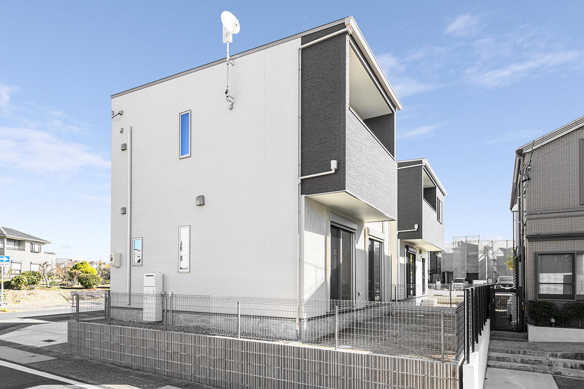 名古屋市名東区の戸建て賃貸住宅のLDKと面する専用庭があります。
