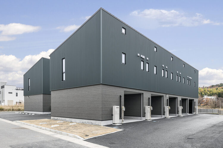 愛知県長久手市の1台の電動シャッター付きビルトインガレージ付きおしゃれなガルバリウム鋼板の1LDKメゾネットアパート