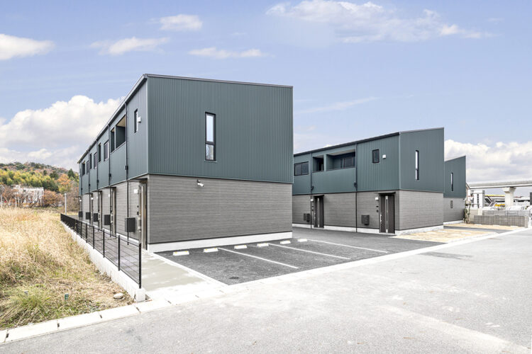 愛知県長久手市のロフト付き賃貸ガレージハウスのA・B・C棟の統一感あるガルバリウム鋼板の外観デザイン