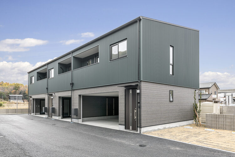 愛知県長久手市のA棟ガルバリウム鋼板のスタイリッシュな外観デザインのビルトインガレージ付きアパート