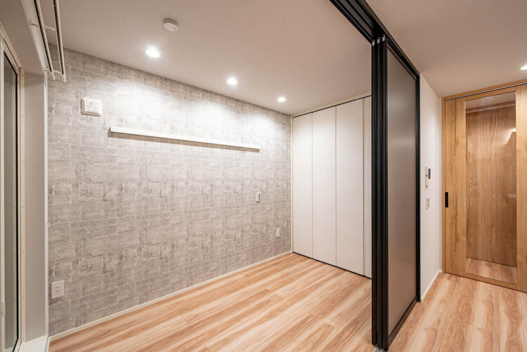 名古屋市天白区の木造3階建てアパートの1LDKタイプの間取りの見せる収納が出来るハンガーラック付き洋室