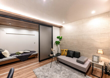 名古屋市天白区の木造3階建てアパートの1LDKタイプの間取りの温白色の電球で間接照明でも明るい雰囲気のLDKと洋室