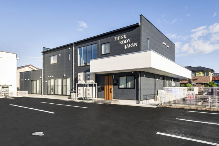 愛知県尾張旭市の福祉施設のモノトーン調のスタイリッシュな外観デザイン