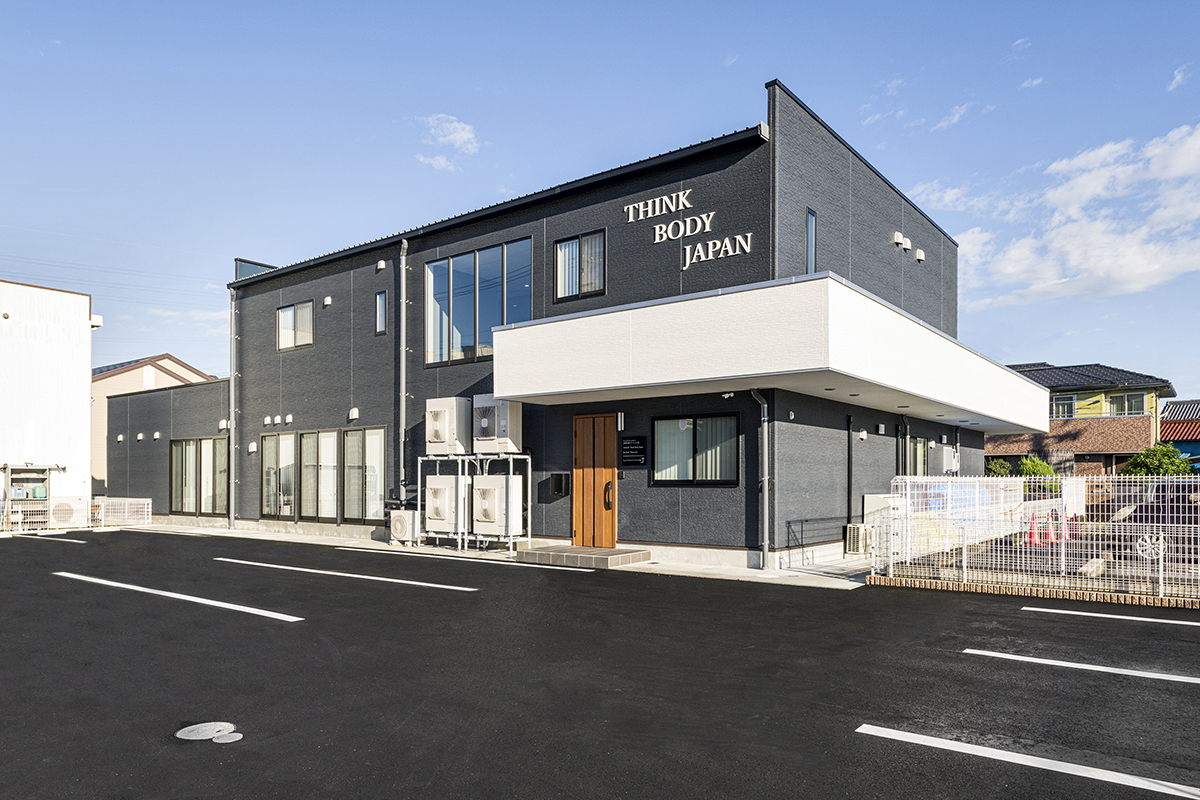 愛知県尾張旭市の福祉施設のモノトーン調のスタイリッシュな外観デザイン