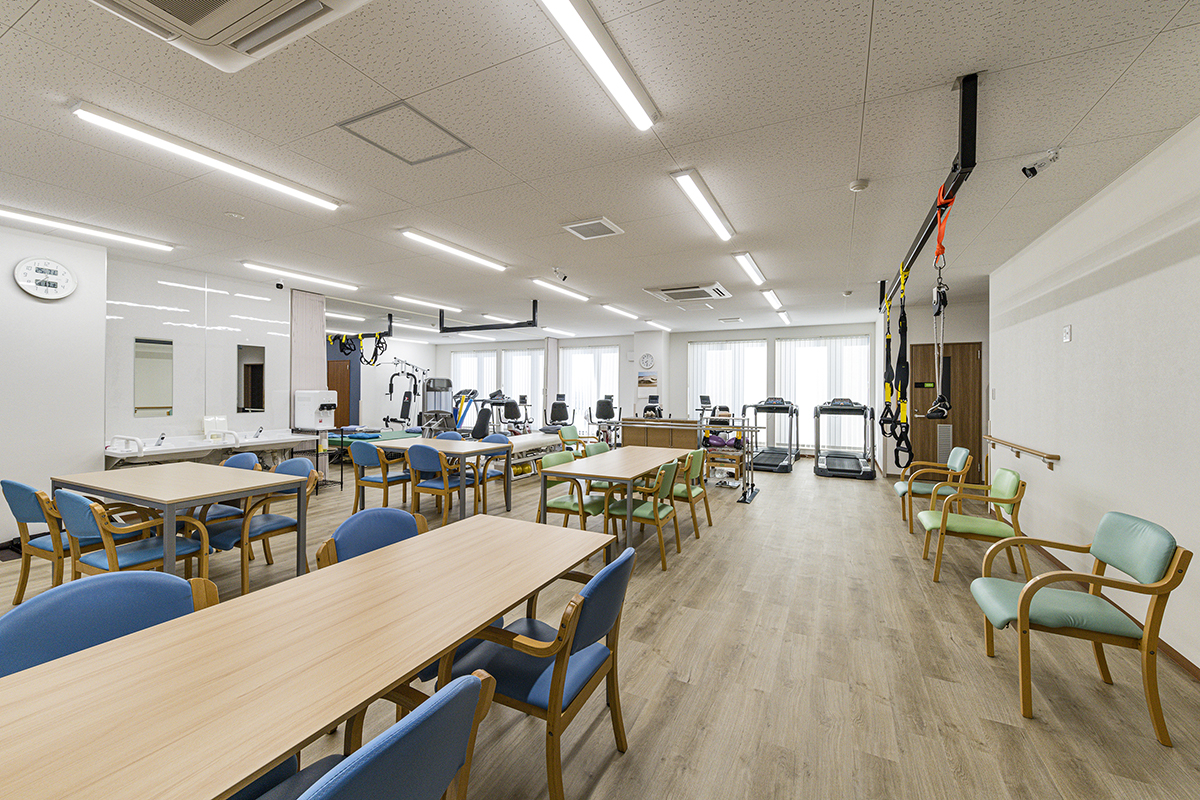 愛知県尾張旭市の福祉施設のリハビリ機器やトレーニング器具があるデイルーム