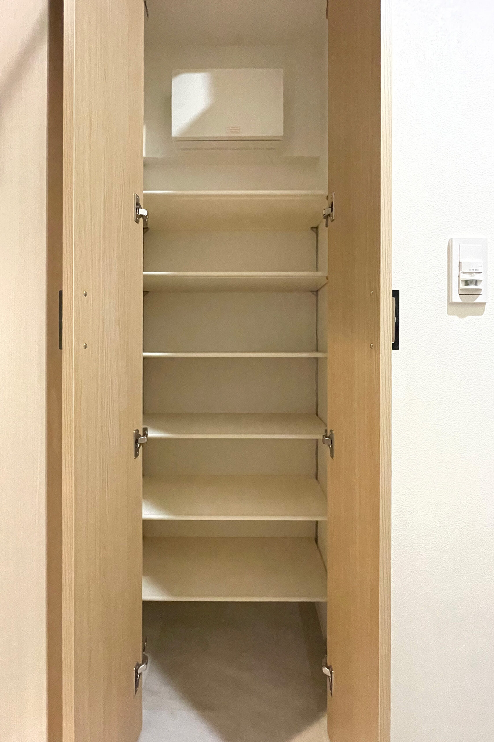 名古屋市中区の賃貸マンションのワンルームタイプの間取りの木目調の扉のついたシューズボックス