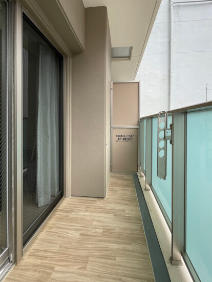 名古屋市中区の賃貸マンションのワンルームタイプの間取りの半透明のパネルがおしゃれなバルコニー