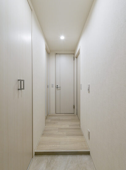 名古屋市中区の賃貸マンションの1DKタイプの間取りのシューズボックスの付いたシンプルでおしゃれなデザインの玄関ホール