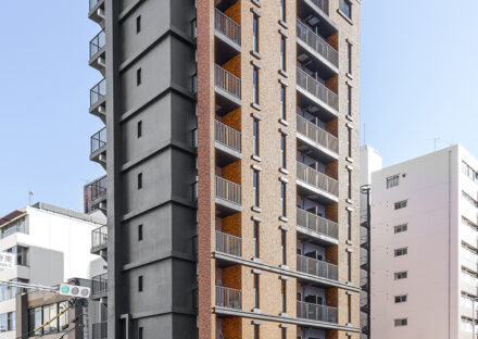 名古屋市中区の駅近・約50坪の土地のレンガ調の壁と無機質な色の組み合わせのブルックリン風の外観デザインの賃貸マンション