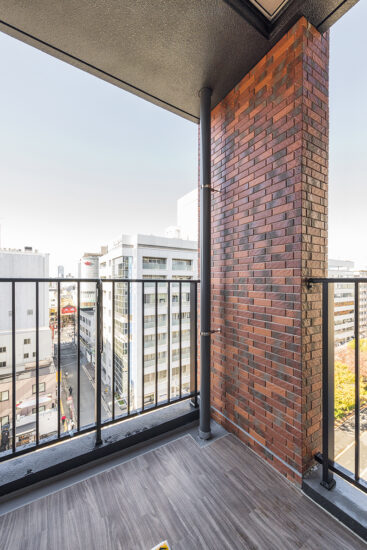 名古屋市中区の約50坪の土地の10階建て賃貸マンションのベランダの柱もレンガ調でおしゃれなデザイン