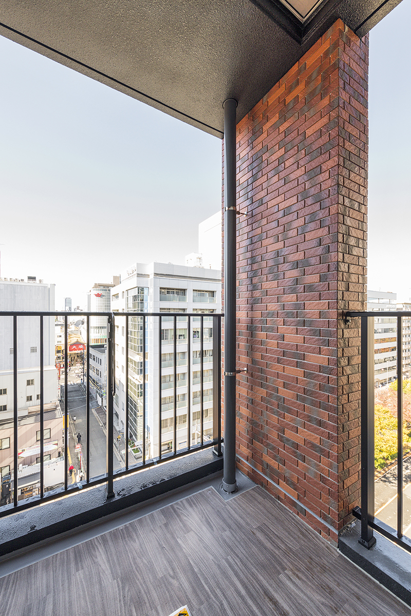 名古屋市中区の約50坪の土地の10階建て賃貸マンションのベランダの柱もレンガ調でおしゃれなデザイン
