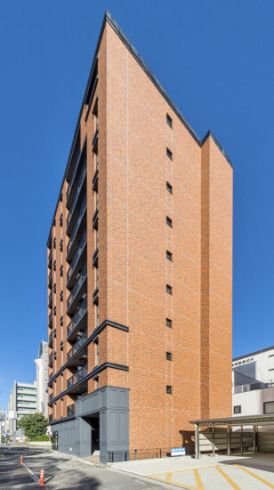 名古屋市中区の駅近・約50坪の土地のレンガ風のオレンジ色が目を引く外観デザインの賃貸マンション