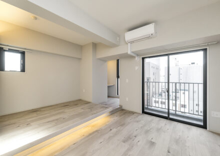 名古屋市中区の駅近賃貸マンションの1LDKタイプの間取りの開放感ある洋室の奥には、カウンター付きの書斎スペース