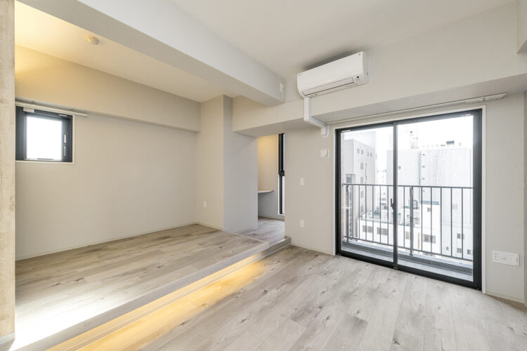 名古屋市中区の駅近賃貸マンションの1LDKタイプの間取りの開放感ある洋室の奥には、カウンター付きの書斎スペース