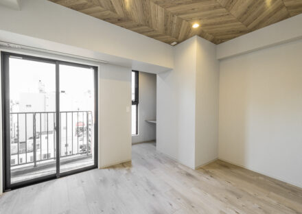 名古屋市中区の駅近賃貸マンションの2LDKタイプの間取りの窓側にカウンター付きの書斎スペースあり。天井はヘリンボーン柄のおしゃれなデザイン