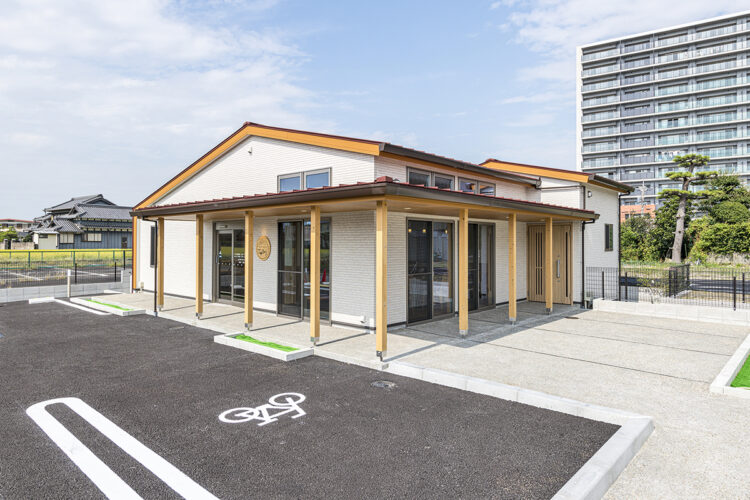 愛知県愛西市の木造1階建て店舗カフェ・ギャラリーの自転車スペースも用意