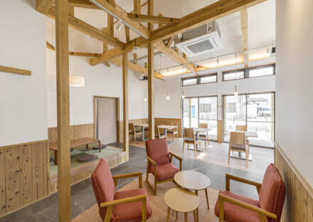 愛知県愛西市の木造1階建て店舗カフェ・ギャラリーのクッション性のある席